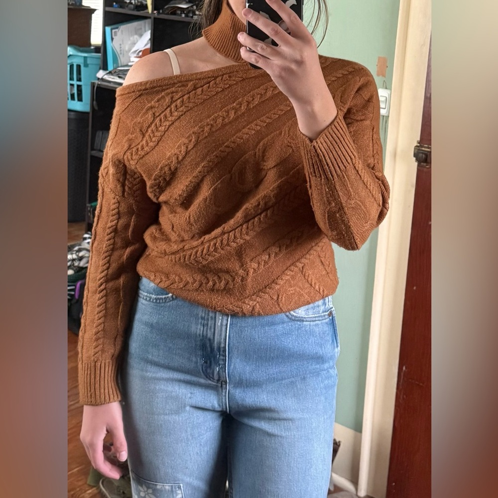 VENUS Off-Shoulder Sweater - Brown